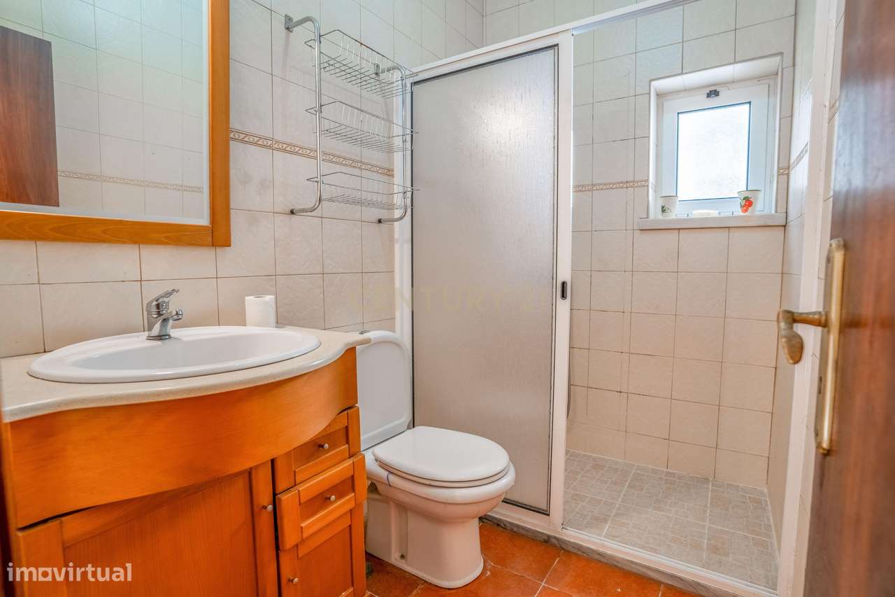 Moradia Bifamiliar com 2 Armazéns de Grande Dimensão-27