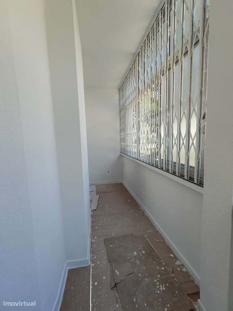 Apartamento T2 remodelado (r/c) com uma arrecadação generosa-16