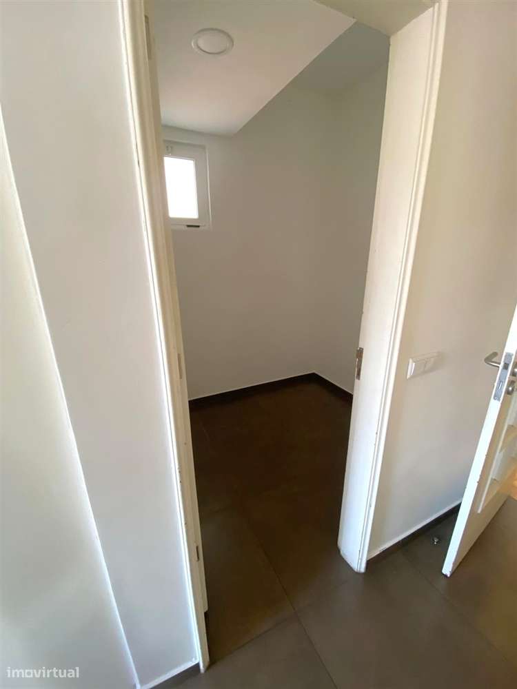 Apartamento T4 c/ varanda renovado à Av. da Boavista-28