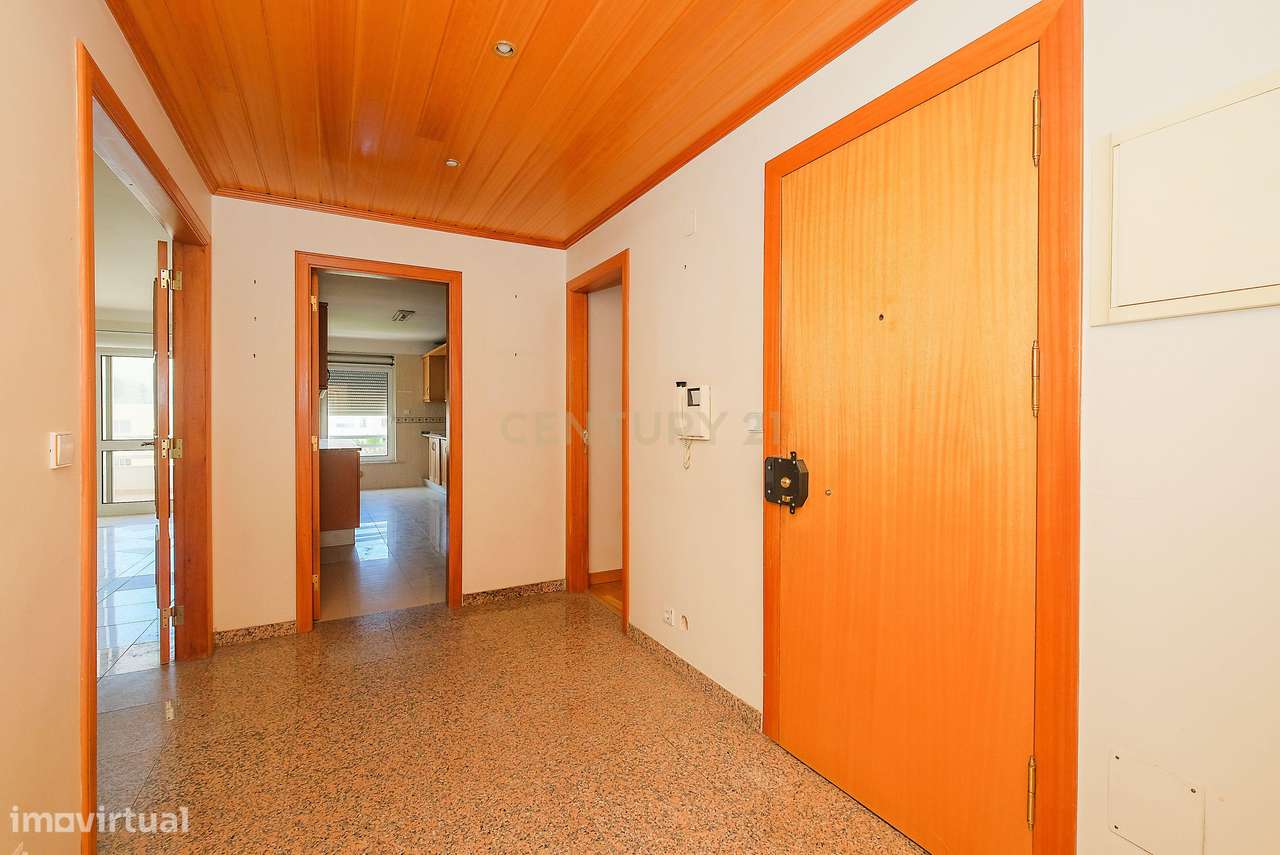Apartamento T3 luminoso na Parede com varandas, garagem e arrecadação-1