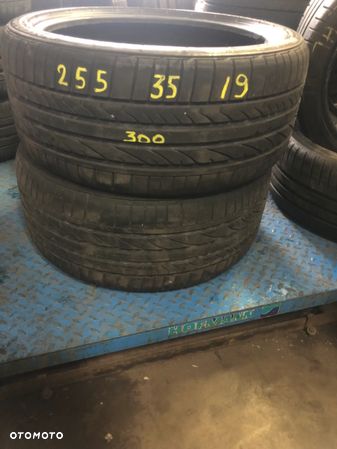 255/35x19 Bridgestone - 1