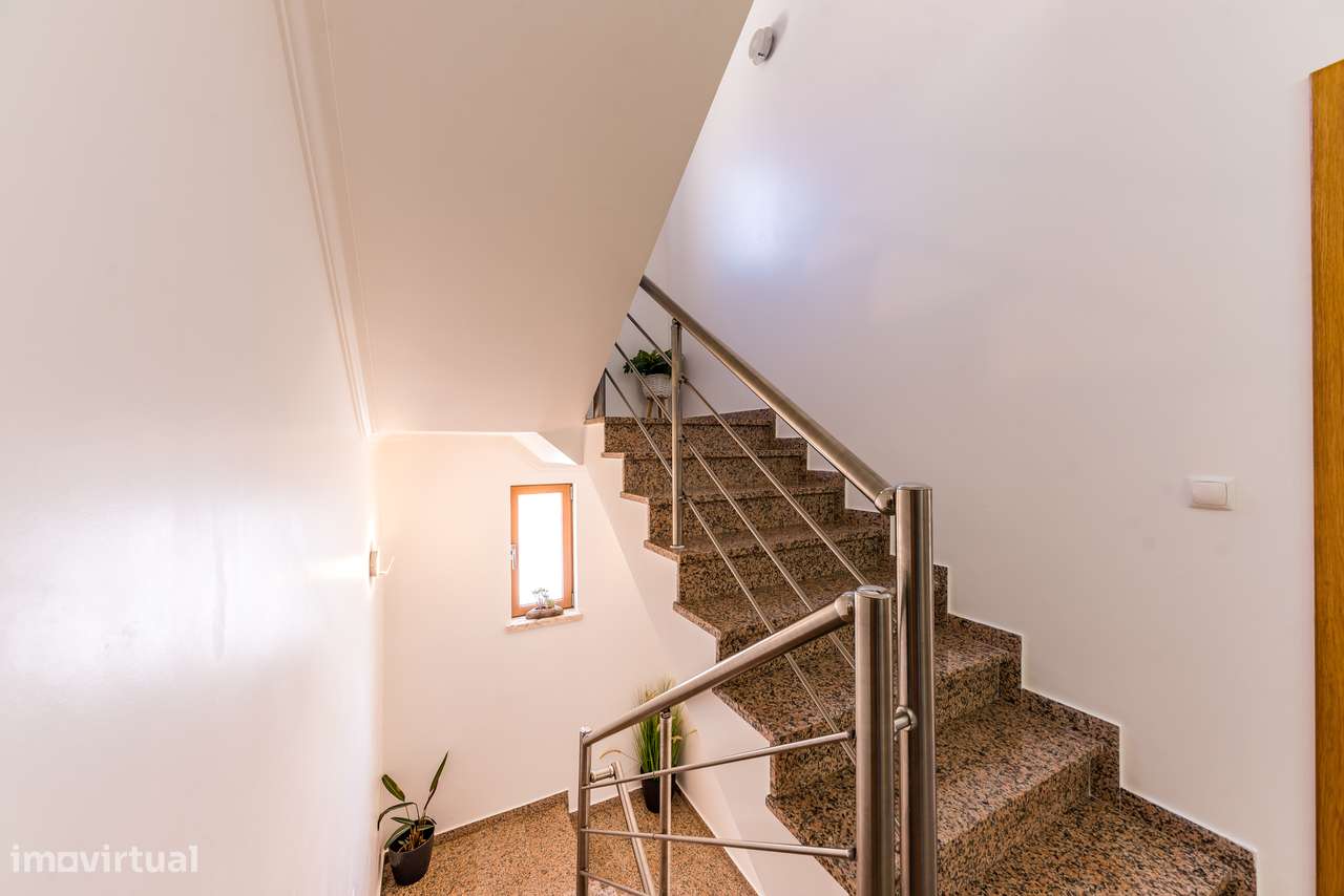 Moradia Isolada com 5 quartos| 2 Suite | Garagem e Sótão | 5m Metro-37