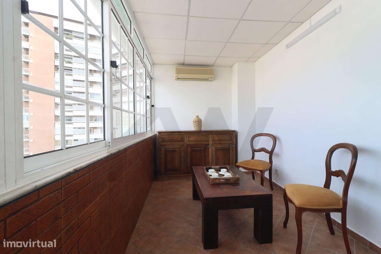 Apartamento T2 exclusivo no último piso do Edifício Royal com terraço-37