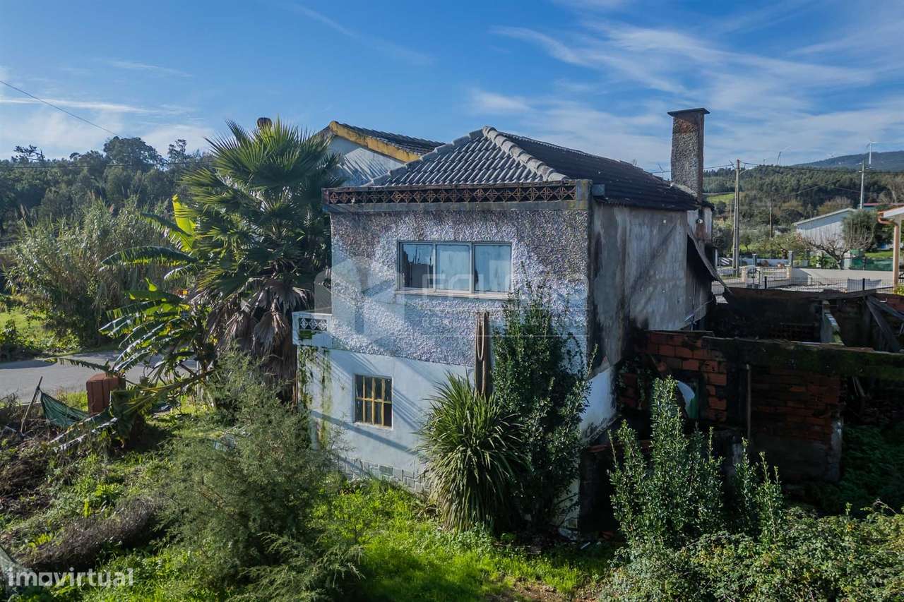 Moradia T3 em Alcobertas com lareira, varanda e potencial de investime-6