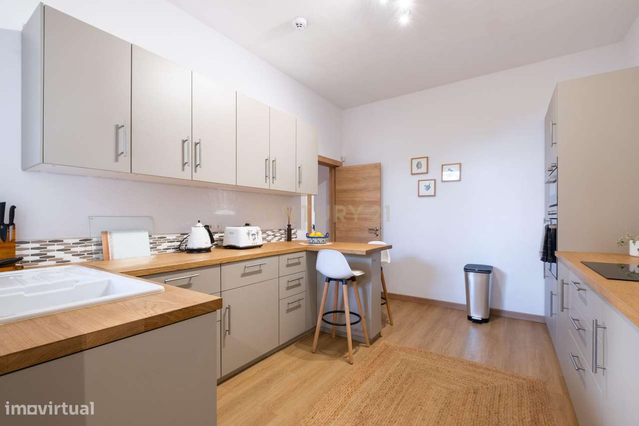 Moradia T2 Remodelada em Câmara de Lobos com Vista para o Pôr do Sol-32