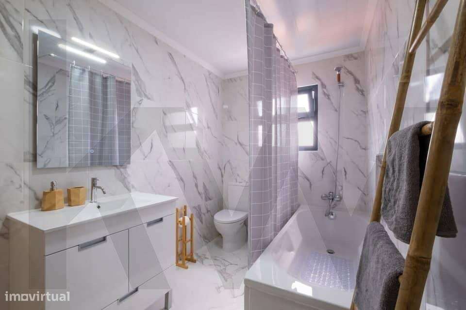 Moradia T5 com Licenciamento de Alojamento Local no Centro de Ponta De-17