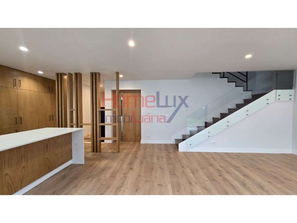 Moradia Geminada T3+1 com Jardim e Três Frentes Boavista, Porto - Grande imagem: 5/39