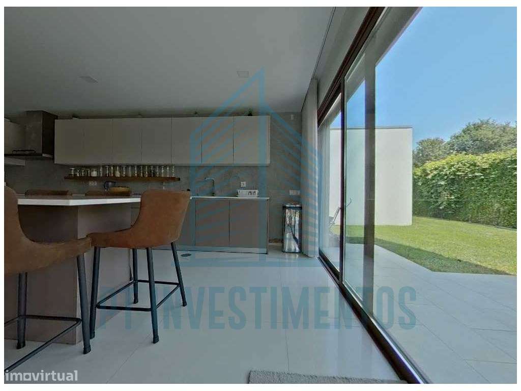 Moradia semi-nova T5+1 em Santa Joana - Aveiro-23