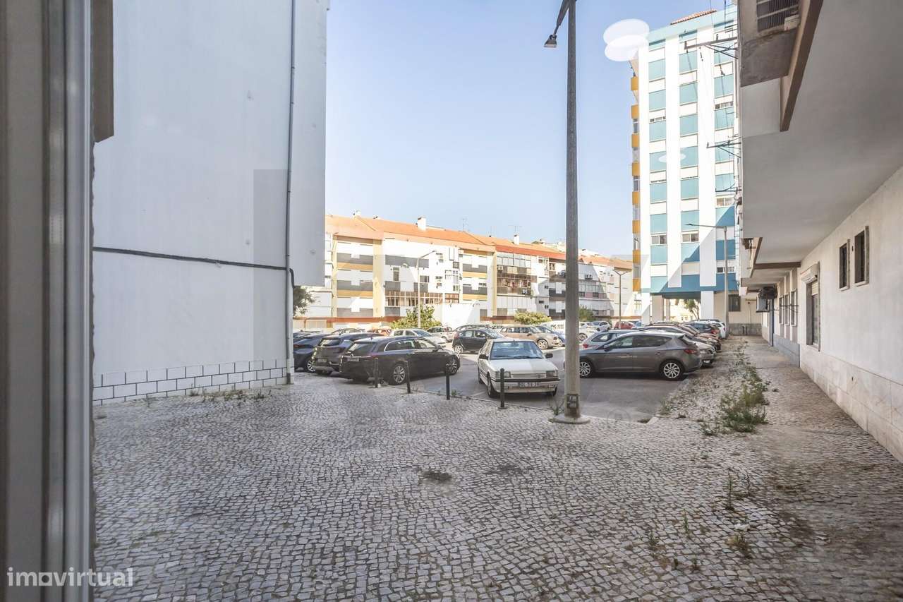 Espaço Comercial (Loja) no Centro de Corroios: Espaço Amplo, Remodelad-25