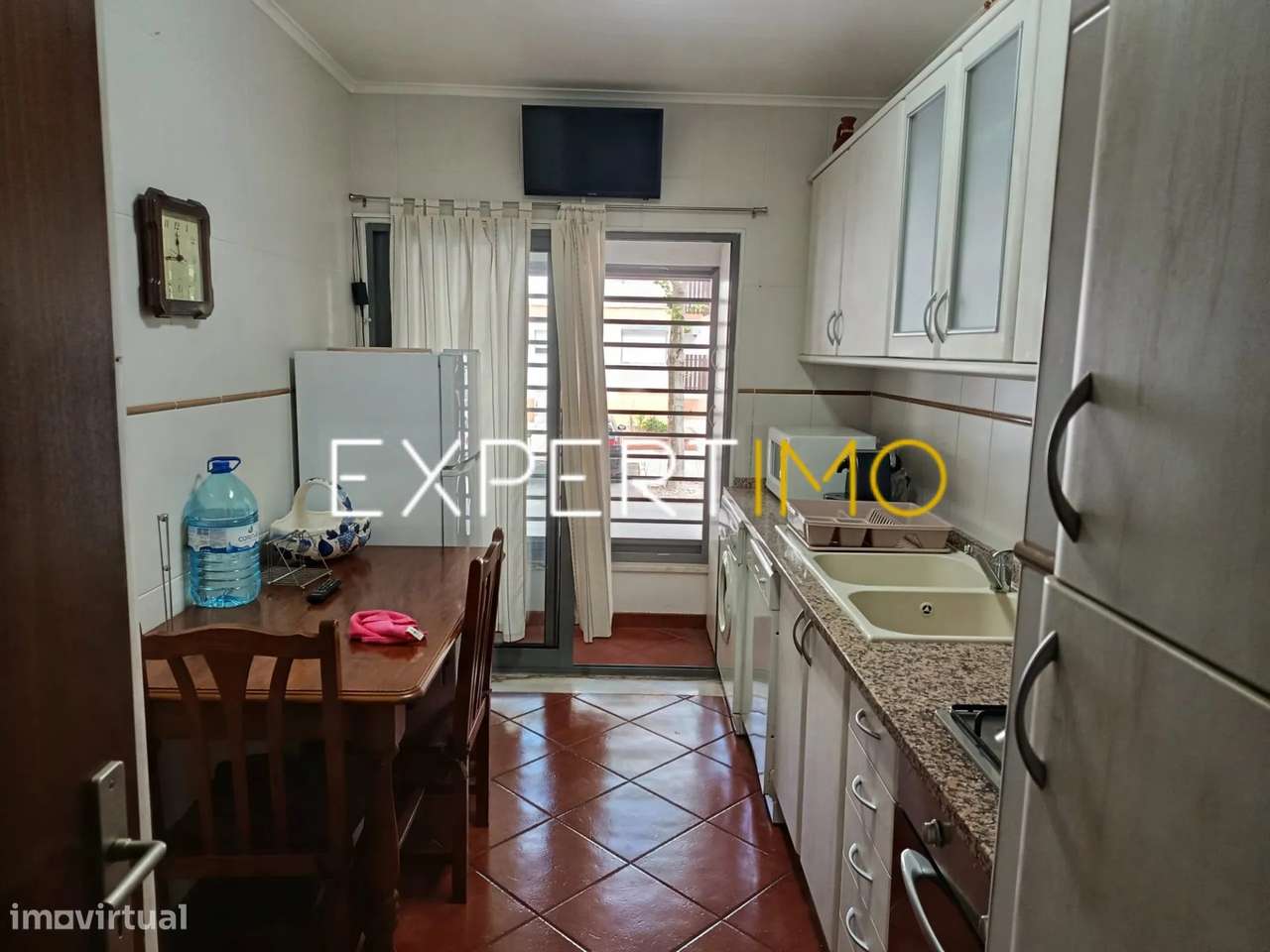 Apartamento T2 R/C mobilado, com varanda e arrecadação-17