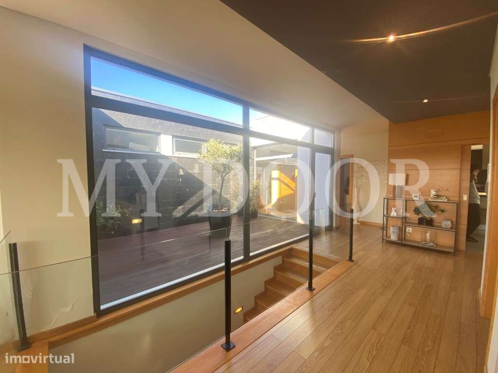 Loures - V4+1 Moradia c/ Piscina Privada - Varanda - Box + 2 parque...-20