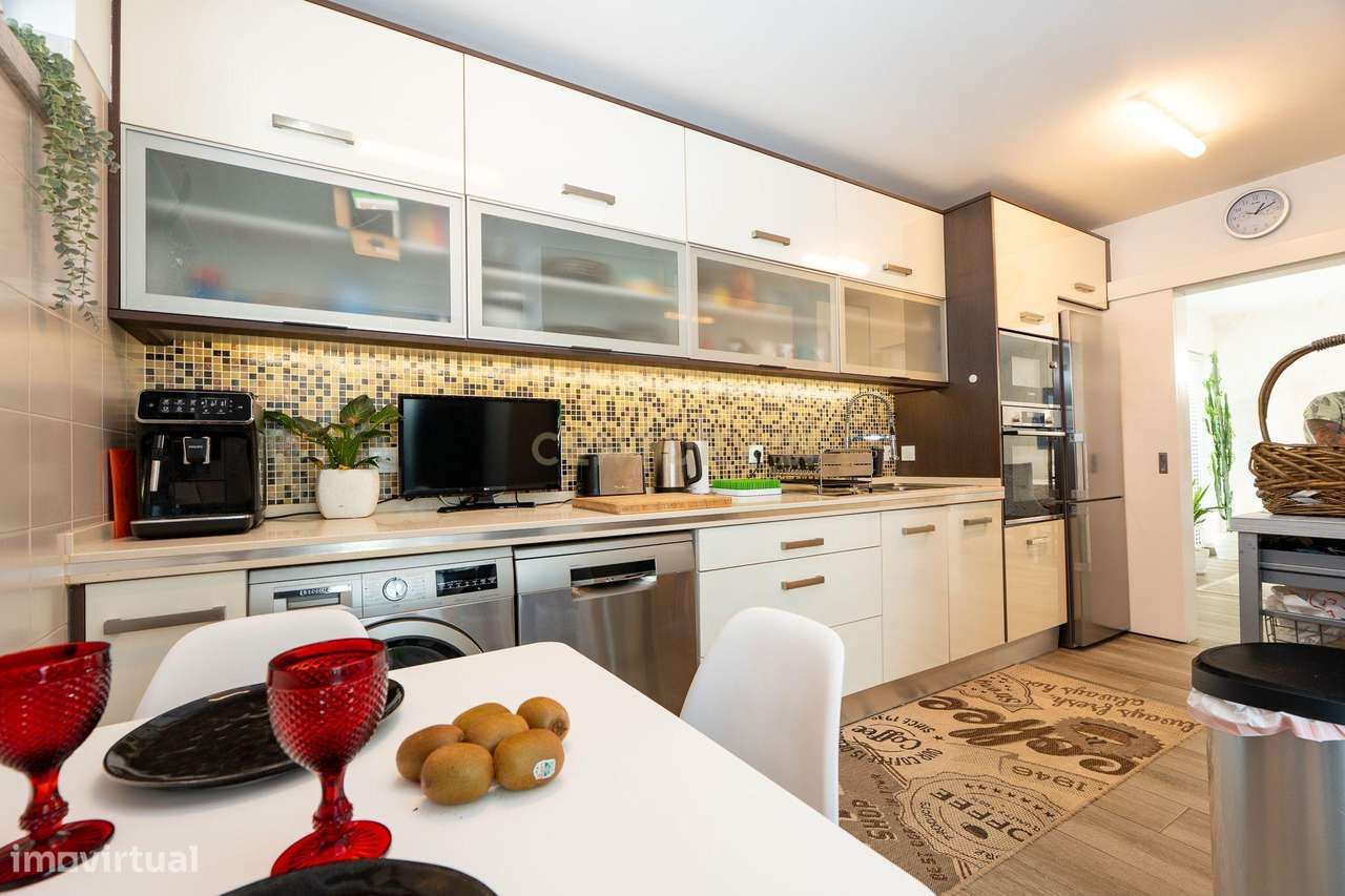 ** Moderna Moradia T4 c/ piscina e rooftop no condomínio privado "Vill-25