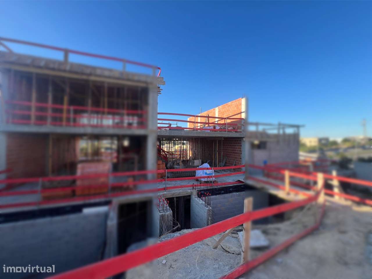 Moradia independente T4 – À praia da Madalena-5