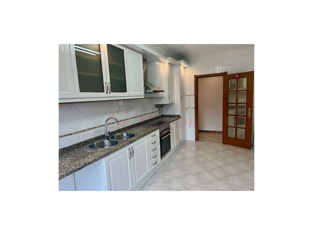 Apartamento T3+1 em Casal de Cambra-4