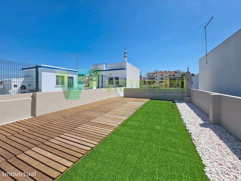 Moradia T2 Renovada em Portimão com Terraço e Espaço Exterior-17