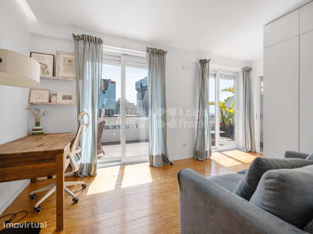 Penthouse T3 Duplex com Terraço | Próximo das Amoreiras-19