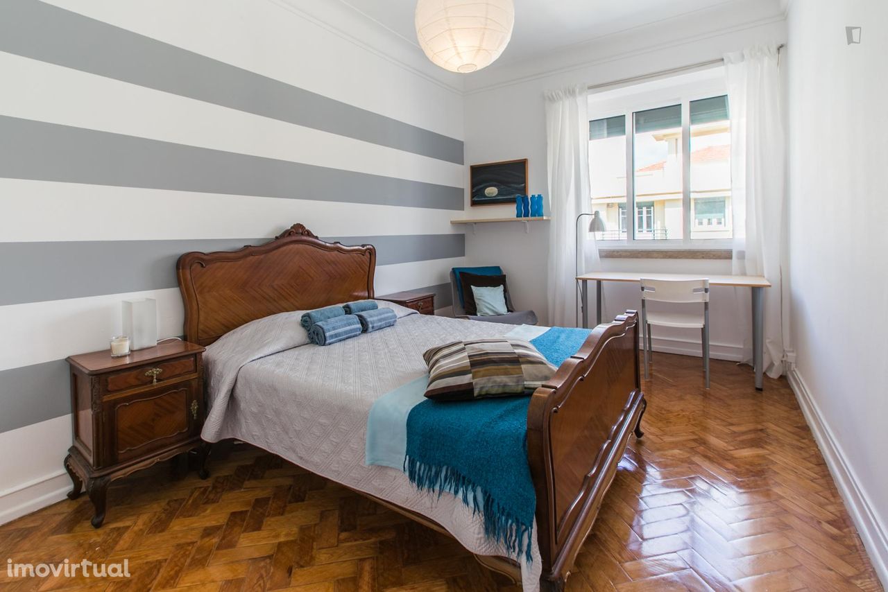 51614 - Quarto com cama de casal em apartamento com 6 quartos