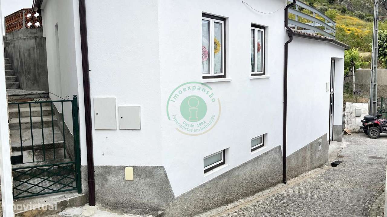 Casa com Terraço e Espaço Versátil-16