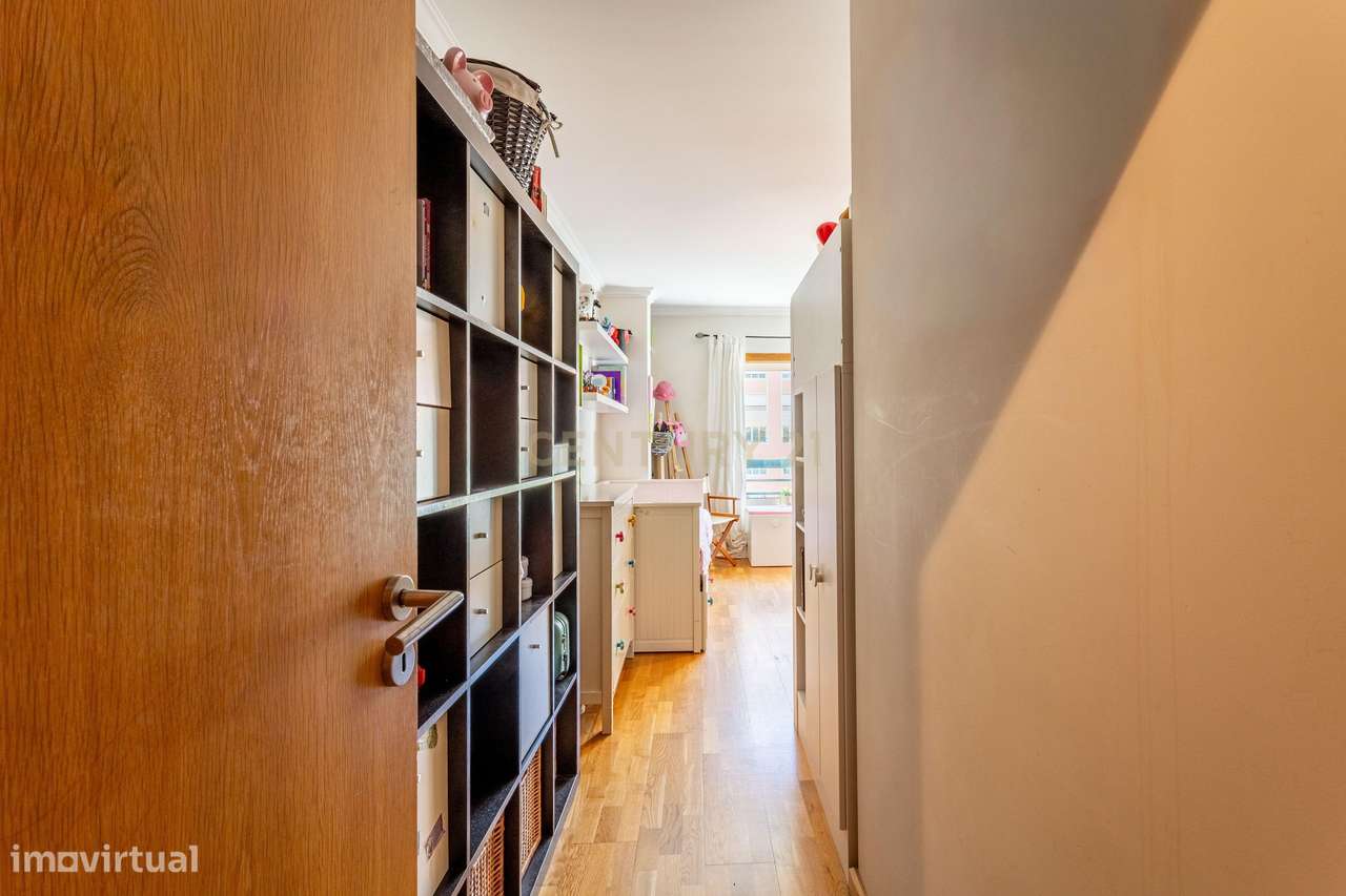 T2 com varanda, arrecadação e lugar de garagem – Rua São Bento Menni,-13