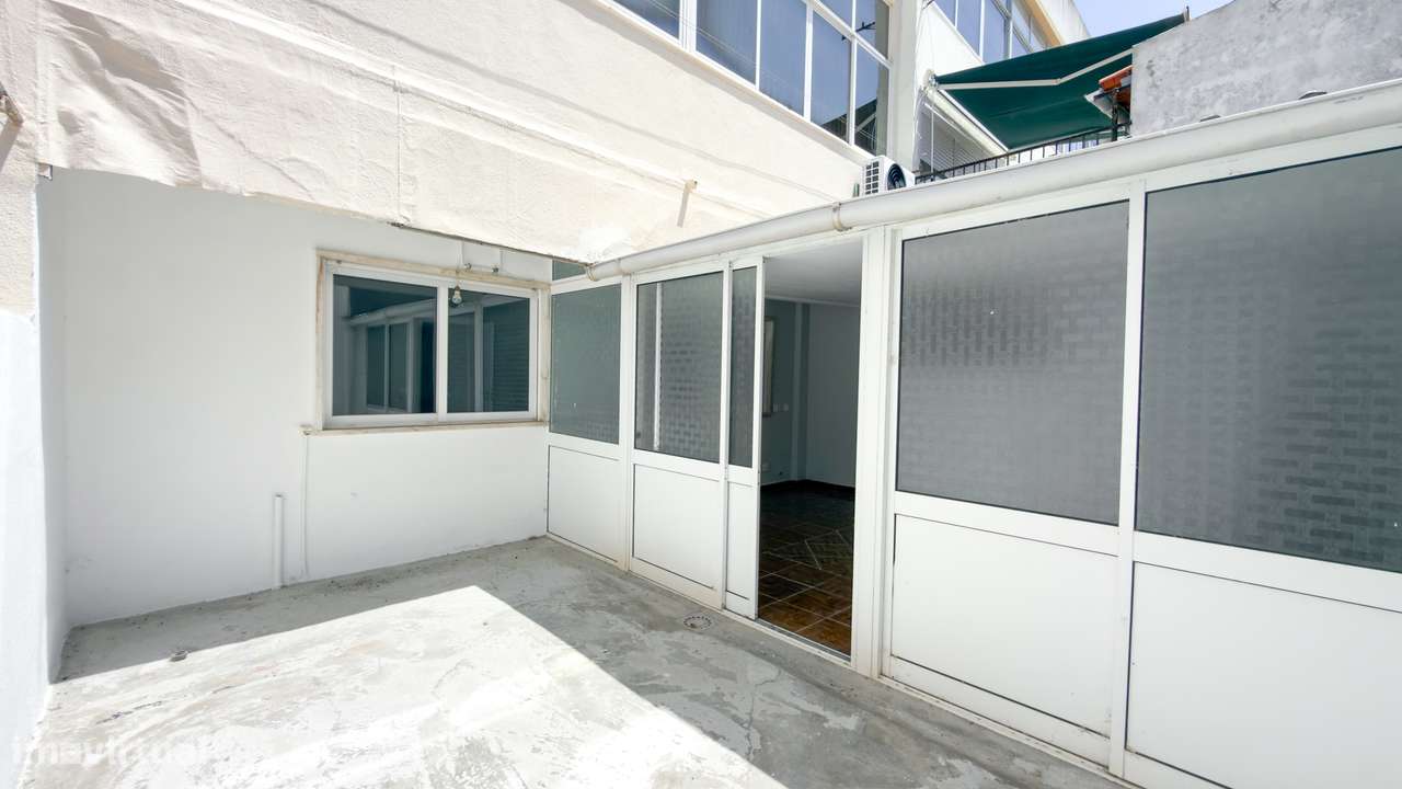 T2+1 renovado com área exterior no Feijó-15