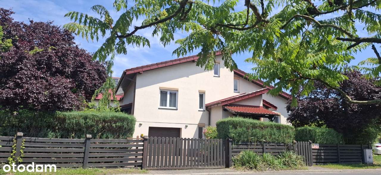 Wygodny dom z garażem i ładnym ogrodem