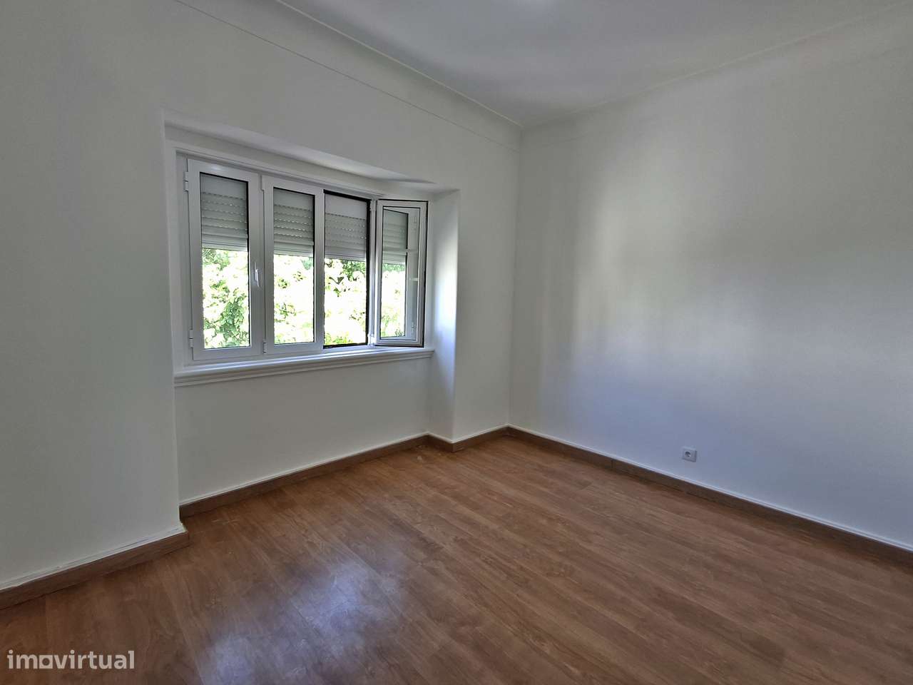 Apartamento T4 muito soalheiro, em zona central.-12