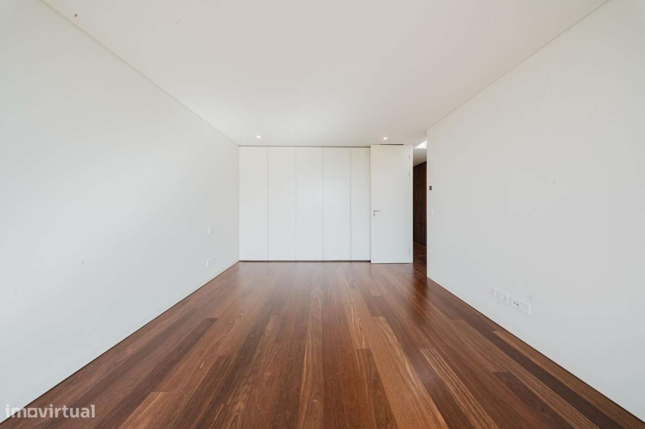 Elegante Moradia T3 no Sandwoods com Piscina Privativa e Jardim-12