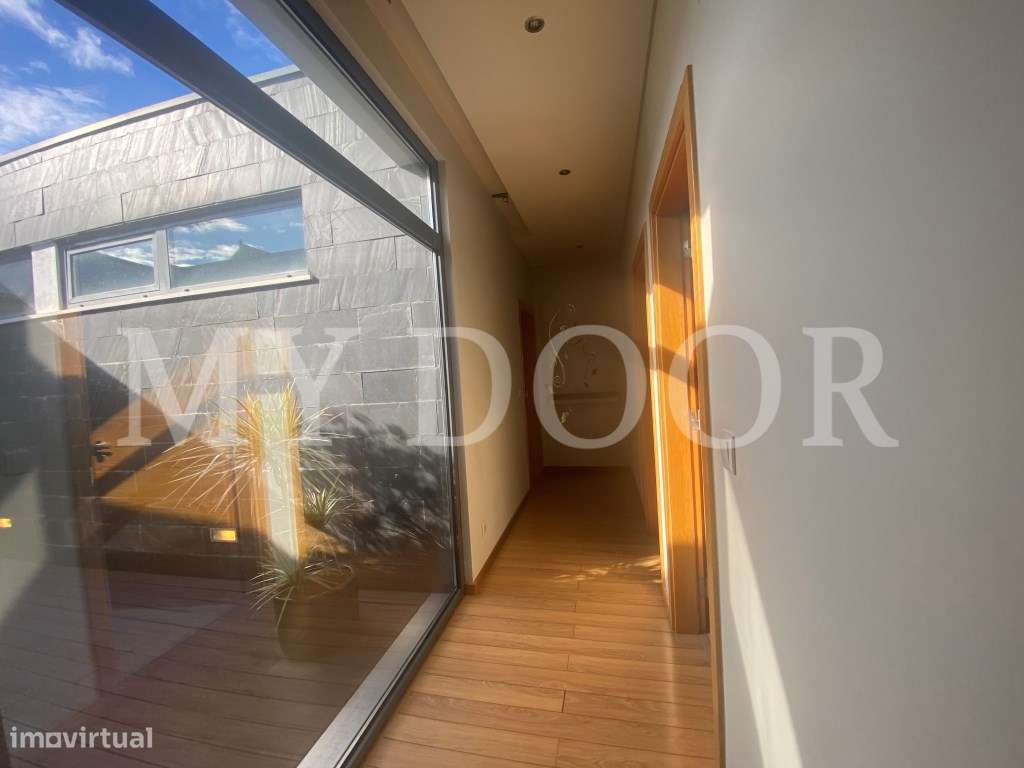 Loures - V4+1 Moradia c/ Piscina Privada - Varanda - Box + 2 parque...-32