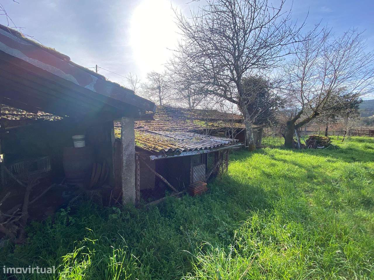 Quintinha com moradia em pedra para restauro com 2.000m2 de terreno.-17
