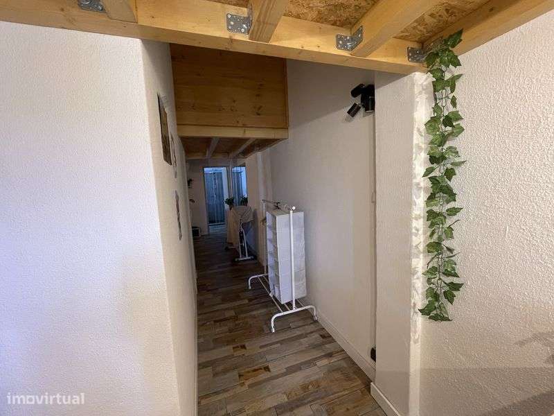 GARAGEM transforamada em estudio  - Não permite crédito habitação - Grande imagem: 5/7