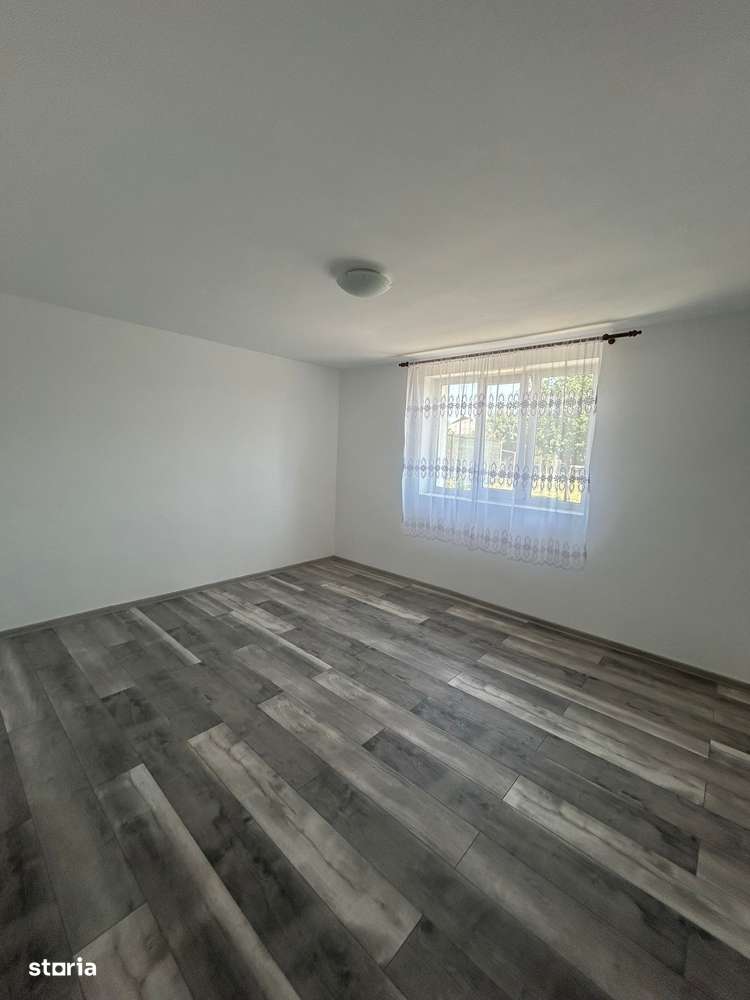 Casa in Letcani la strada principala - Imagine principală: 5/10