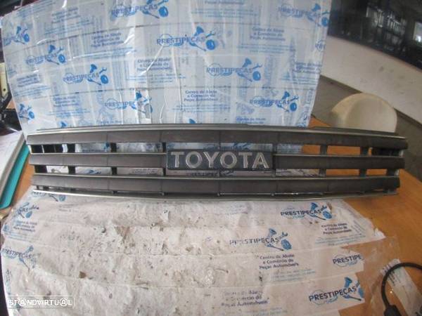 Grelha Friso 53111L2790 TOYOTA COROLLA 1988 1.3 75CV 5P BRANCO FRT  GRE PC FRT Apoio Danificado - 1