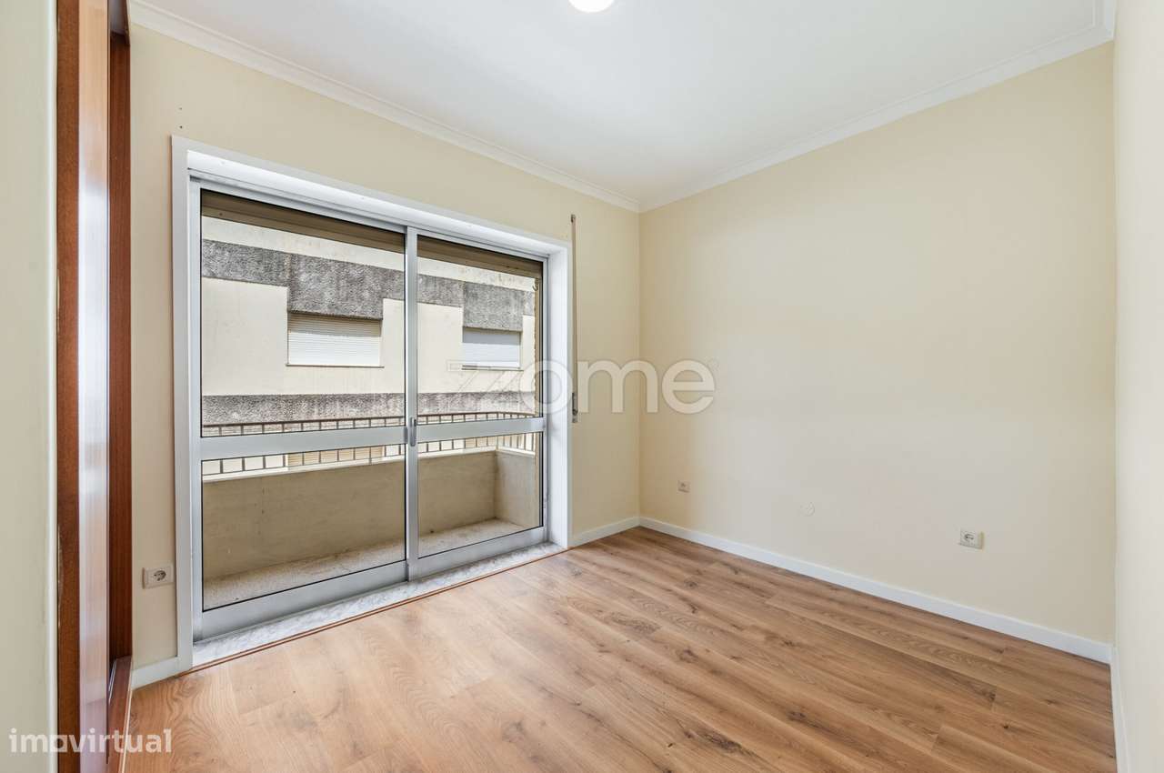 Apartamento T3 Renovado com Garagem Box em Águas Santas-9