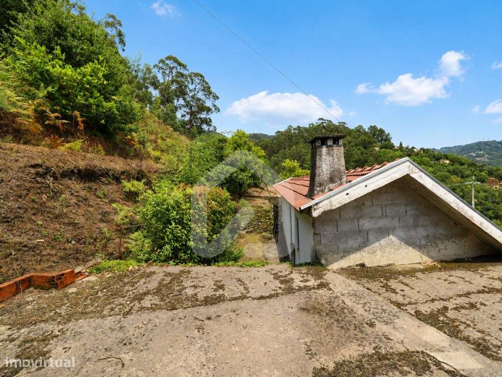 Moradia T3 para Restauro com Vista Rio | Gerês-7