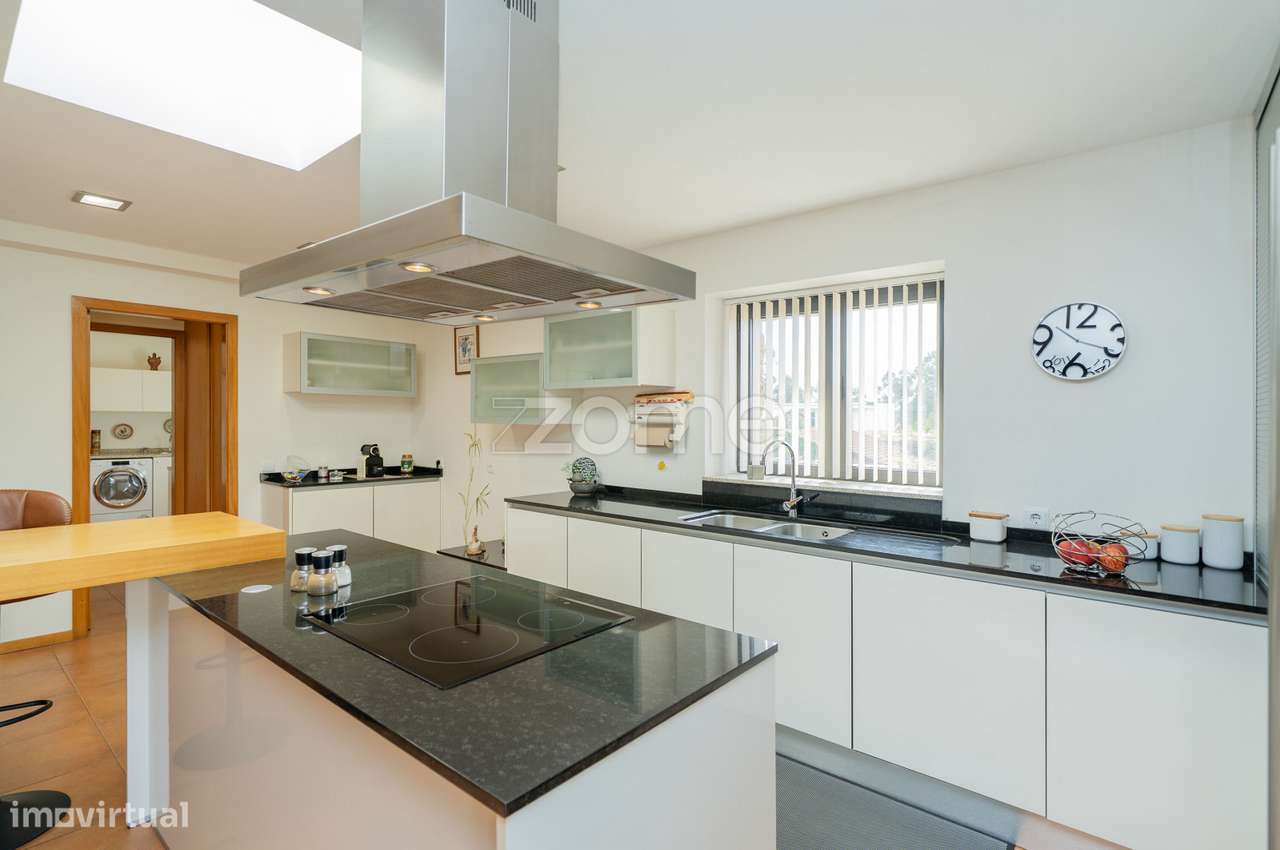 Moradia T5 + 1 com Piscina em Espinho, Braga-16
