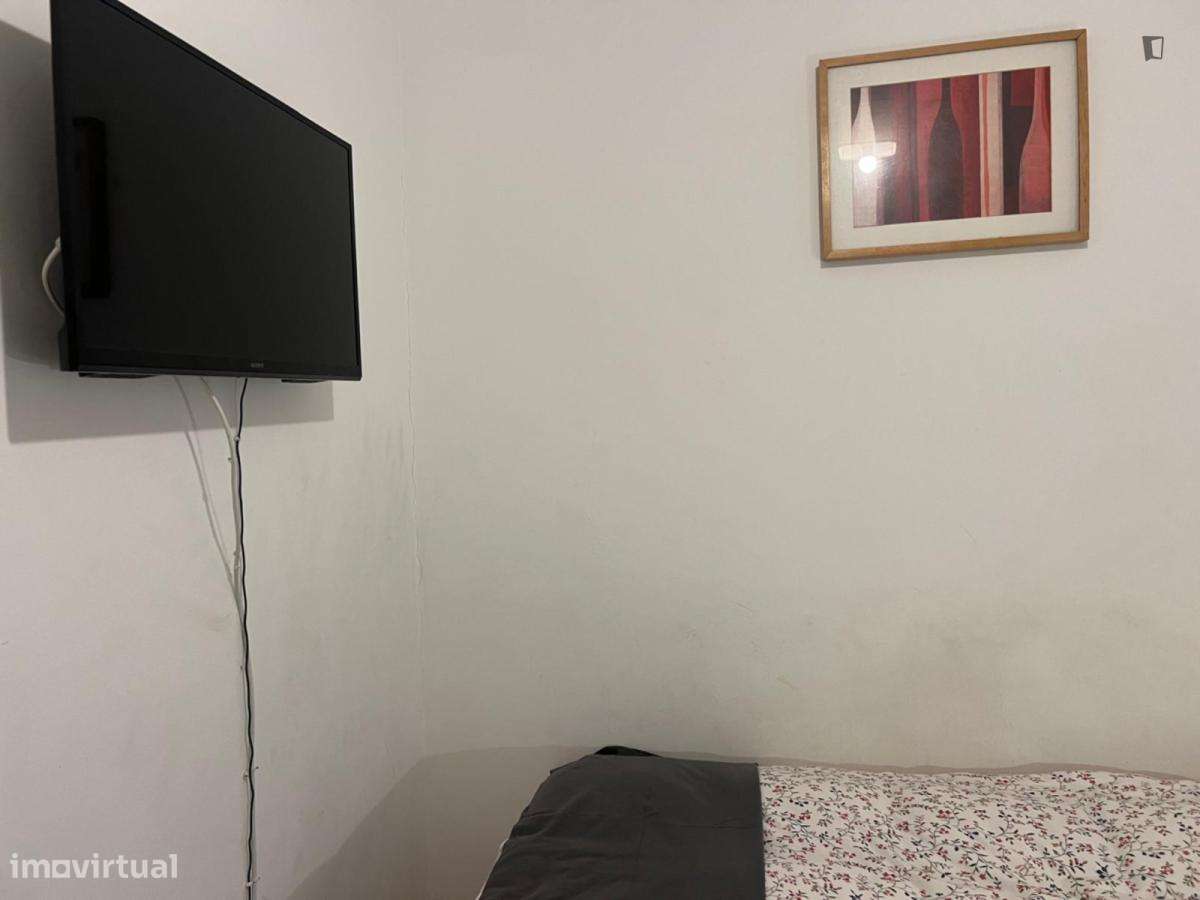 Quarto - localizado em Penha Lisbon - Grande imagem: 2/7