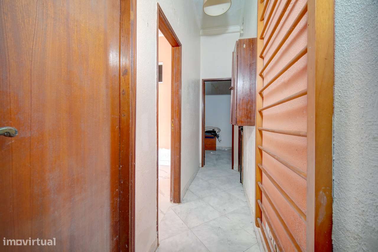 T1 para remodelar com pequeno terraço Alcântara-12