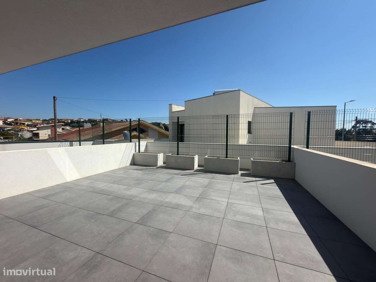 Moradia em Banda V3 Nova c/ Terraço na Madalena-27