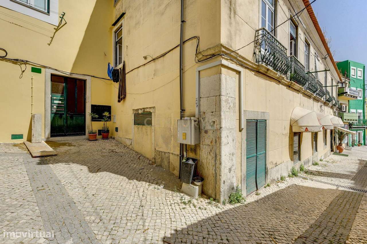 Prédio para reabilitação total em Cacilhas – excelente oportunidade de-9