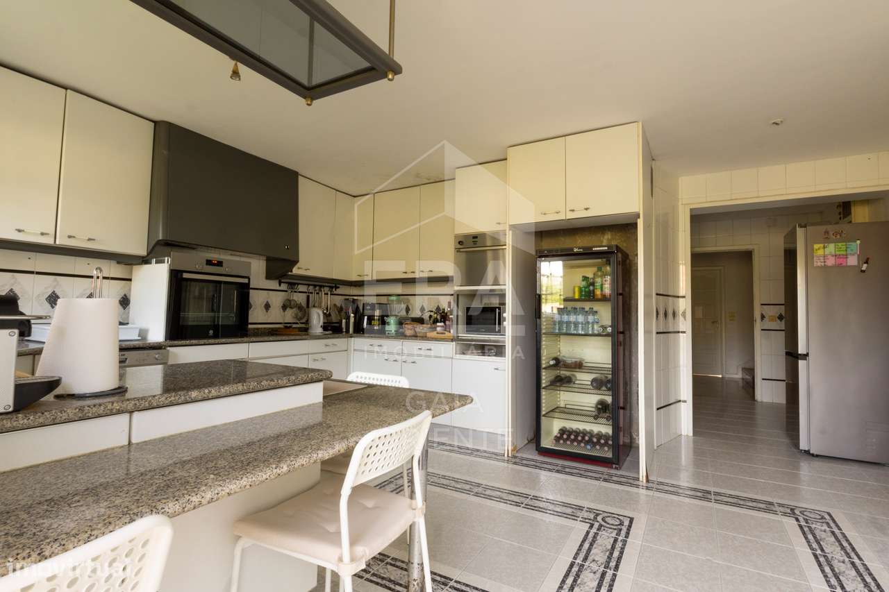 Moradia T8 com jardim e piscinas em Miramar-25