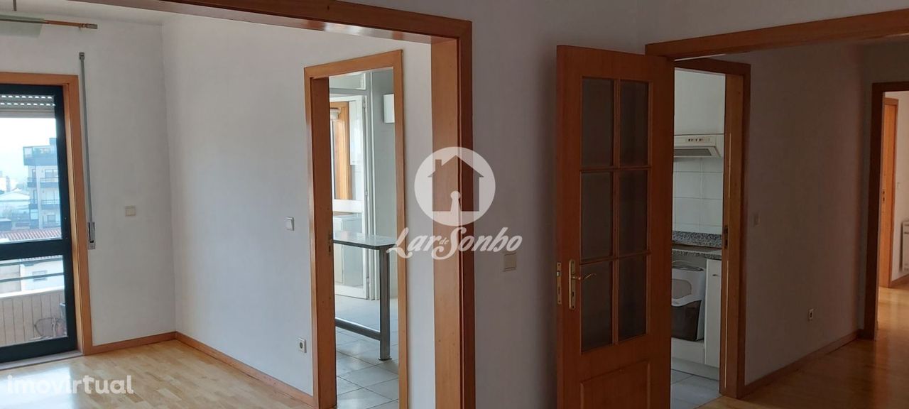 Apartamento T2 junto à estação de metro de Custió