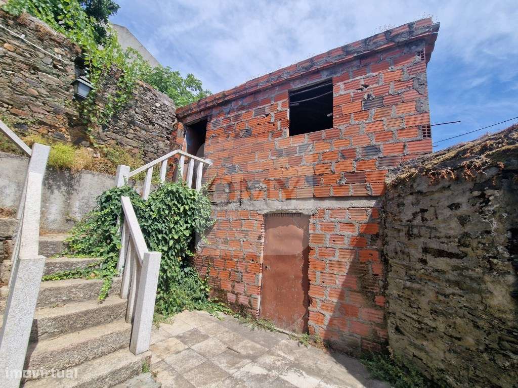 Moradia de rés do chão e andar em Abaças, Vila Real-21