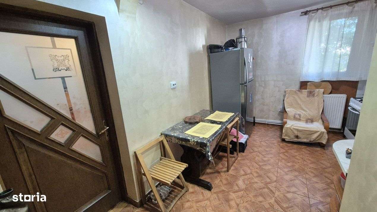 Vanzare apartament 2 camere, et.1,  zona 8 Mai-4