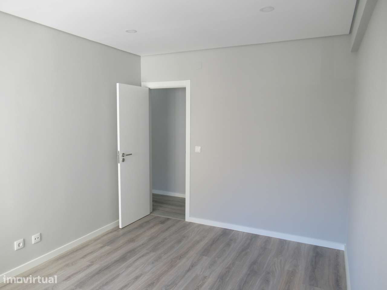 Apartamento T2 renovado na Amora, perto do rio-5