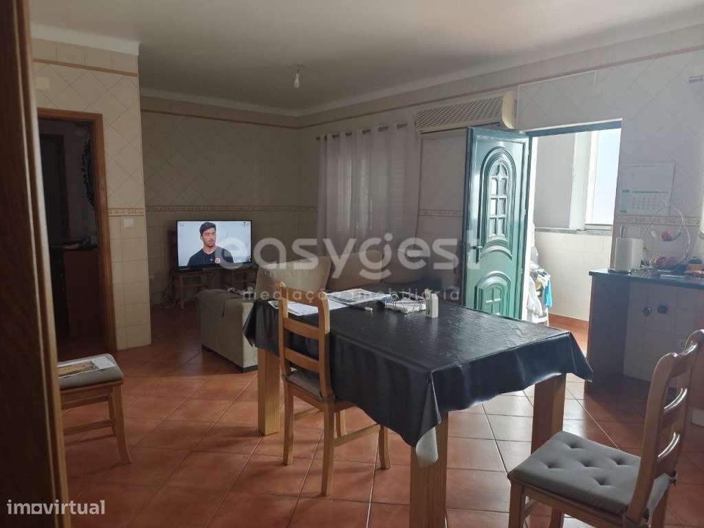 Moradia Bi-Familiar em Excelente Estado de Conservação localizada e... - Grande imagem: 5/27