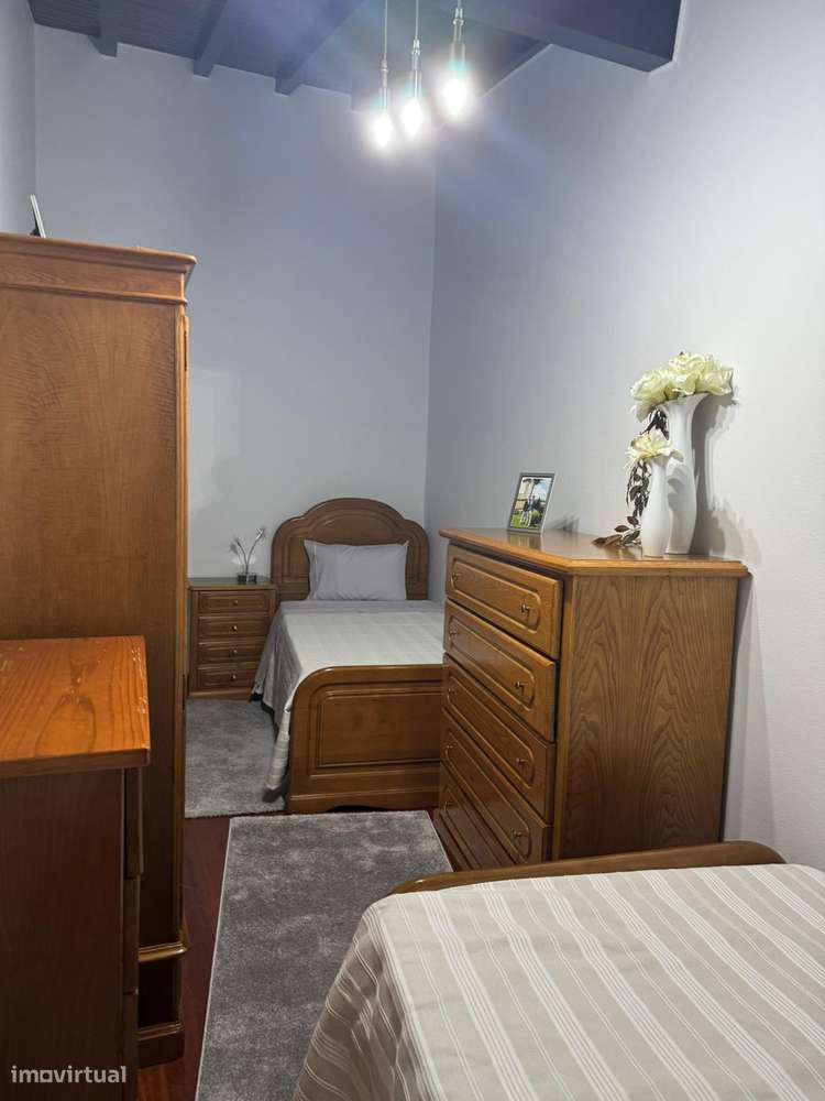 Moradia térrea T4 em pedra com 386m2 e terreno com 6.000m2, anexos.-32