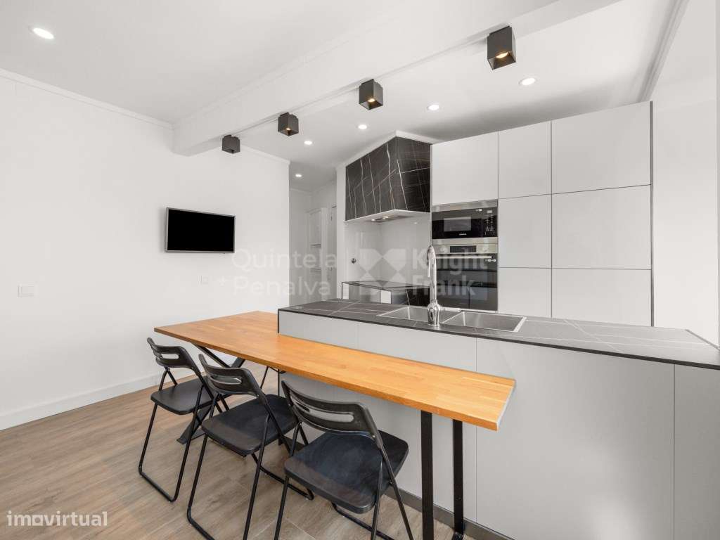 Apartamento T2 renovado com varanda em Arroios-12