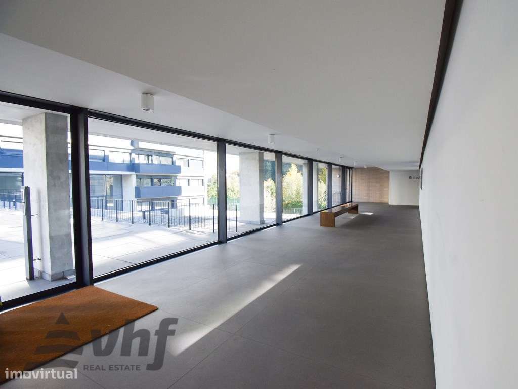 Oportunidade Única: T5 de Excelência no Condomínio Jardim das Camélias-39