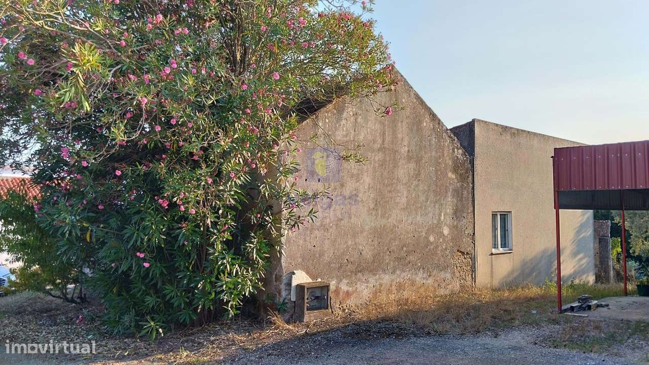 Propriedade antiga  com 2 Moradias e grande potencial de Reconstrução - Grande imagem: 4/35