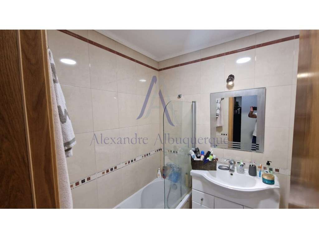Apartamento T2 com lugar de Garagem e Elevador-21
